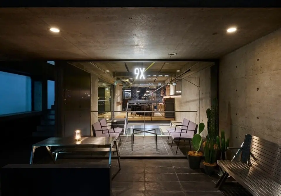 本店空間時尚，由大阪著名的建築大師安藤忠雄設計。混凝土牆創造了一種簡潔、乾淨的氛圍。對於晚餐，該場地可供 10 人或以上的聚會專門租用，並配備了音響設備、投影機和麥克風。也非常適合現場活動和聚會。無論是小團體還是個人，您都可以在我們的露臺上放鬆身心，也可以在地下室的桌子旁享受一段特別的時光，那裡有幽靜的氛圍。