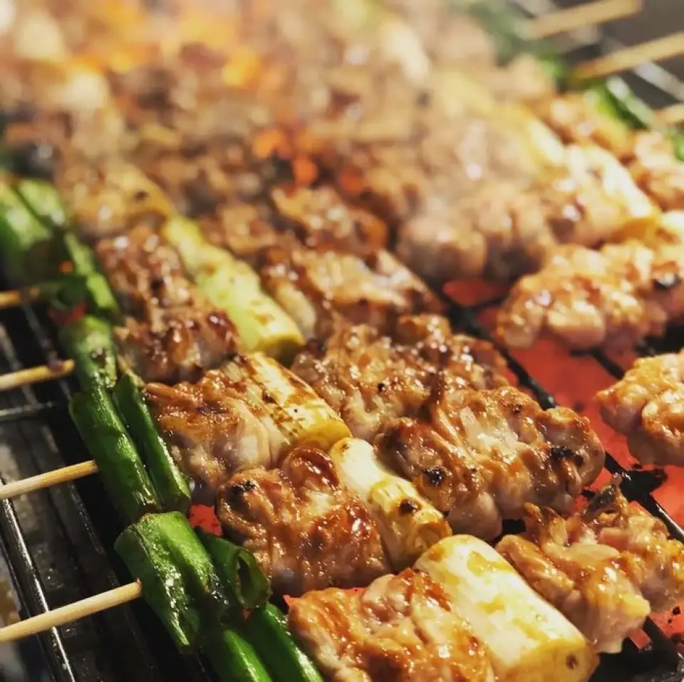 本店以烤鸡肉串为傲，采用当天早晨宰杀的新鲜鸡，每天一根一根精心串起来制作。两份一组，价格实惠，其中最推荐的是Seseri鸡胸肉，肉质紧实多汁，让人无法抗拒！如果您不知道该点什么，请先尝试拼盘！我们的菜单上还有 130 多种菜肴，包括美味的南蛮鸡配自制塔塔酱！