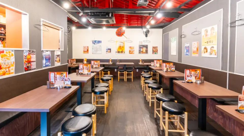 店内气氛热闹，可以一起开心地用餐，除了适合团体用餐的桌椅座位外，还有8个吧台座位，一个人用餐也能感到舒适。还提供包场服务！如果一楼和二楼分开，最多可容纳 78 人，如果只使用二楼，最多可容纳 50 人。我们的餐厅位置便利，距离布施站仅 3 分钟步行路程，营业至凌晨 5 点，非常适合举办派对、聚会或末班火车后的活动！