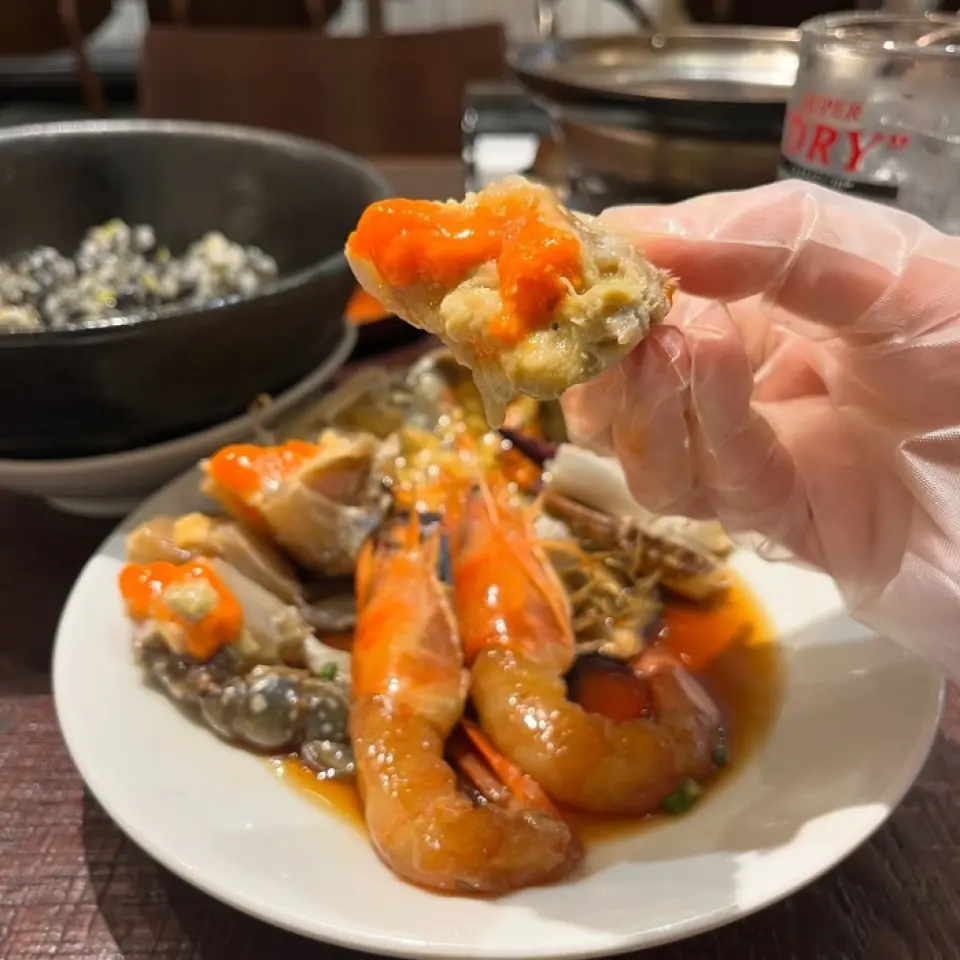 人氣商品「Manjot五陽豬腳＆蕎麥茶醬油雞塊」的合作店★ 只需3,900日元的超值優惠，就能吃到醬油雞塊＆雞肉雞塊套餐…！您可以品嚐由「專業醬蟹料理」創始人四姐妹親手傳授的醬蟹料理（用醬油和高湯醃製的螃蟹）！這是用保存了30多年的秘製醬汁醃製的絕妙菜餚，也是有很多回頭客的菜單。