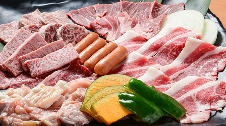 歡迎來本店享用午餐♪ 1,000日圓即可享用包含烤肉、拌飯、醃菜、迷你沙拉、迷你泡菜和韓式拌菜、湯的套餐，菜色豐富多樣。不要錯過午餐時間提供的無限美食優惠。
