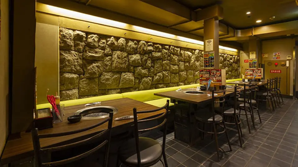 Conveniently located just a few steps from Sannomiya Station, our restaurant has a stylish space with brick-like walls. We offer counter seats perfect for individuals or couples, as well as spacious table seats. We are also able to accommodate large groups, making it an ideal place for welcome and farewell parties, and meals for students and families. Please feel free to stop by.