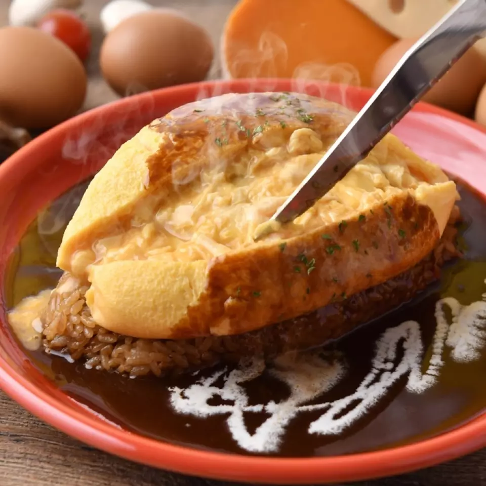 Our signature dish is the "Omelette Rice with Demi-glace Sauce" that is creating a buzz on social media! When you put a knife into the soft, half-cooked omelette, the runny egg spills out, creating a fascinating dish. We also offer "Omelette Rice with Demi-glace Sauce - Cheese Hamburger Steak Topping" which is topped with a thick and meaty "cheese hamburger steak"! It looks and tastes great! Be sure to give it a try.