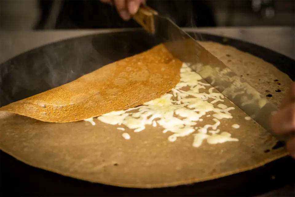 ◆แป้งสูตรพิเศษของเชฟ ทำจากแป้งบัควีทหอมที่คัดสรรมาอย่างดี เกลือจากเมืองอาโกะ จังหวัดเฮียวโกะ ไซเดอร์ฝรั่งเศส และไข่ ◆กาเล็ตแต่ละชิ้นอบอย่างพิถีพิถันบนกระทะร้อนจัด ทำให้ได้ผิวกรอบและกลิ่นหอมของบัควีท ◆มีให้เลือก 8 รสชาติ เน้นการผลิตและการบริโภคในท้องถิ่น โดยใช้วัตถุดิบหลักจากเมืองโกเบและพื้นที่อื่นๆ ในจังหวัดเฮียวโกะ โดยเน้นผักสดเป็นสำคัญ