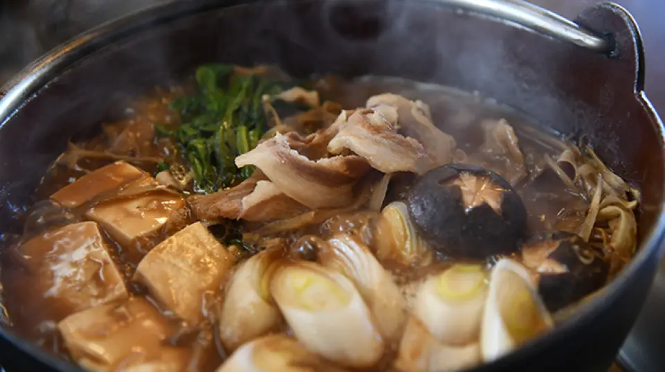 The wild boar hotpot, made with wild boar caught in Tanzawa, is a popular menu item that attracts many customers from far away. The raw meat is purchased from local fishermen and carefully cut into individual parts in the store, so it is extremely fresh. The miso soup, made from a blend of three types of miso, is an exquisite harmony that will have you hooked. ◎ In addition, we offer a variety of dishes that make use of local seasonal ingredients.