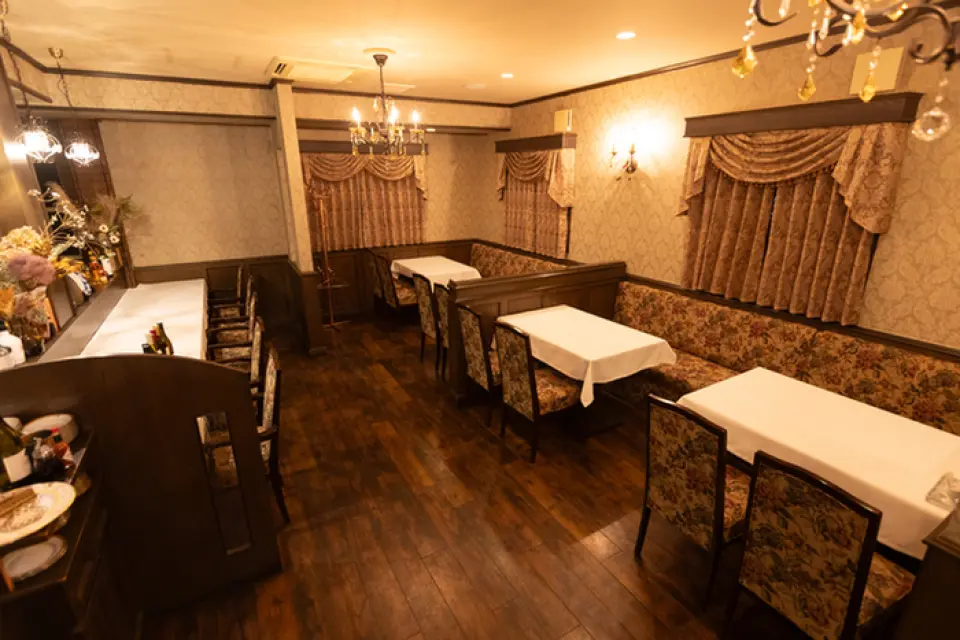 Our restaurant is just a two-minute walk from Kokusai Center Station. The retro interior has a dimly lit, calm atmosphere. It is an ideal space for dates, anniversaries, and business meetings. You can enjoy an intimate time at the counter seats, or a table seat for up to seven people. If you contact us one week in advance, we can also reserve the restaurant for parties of 30 or more people. Come and spend a special time at our restaurant.