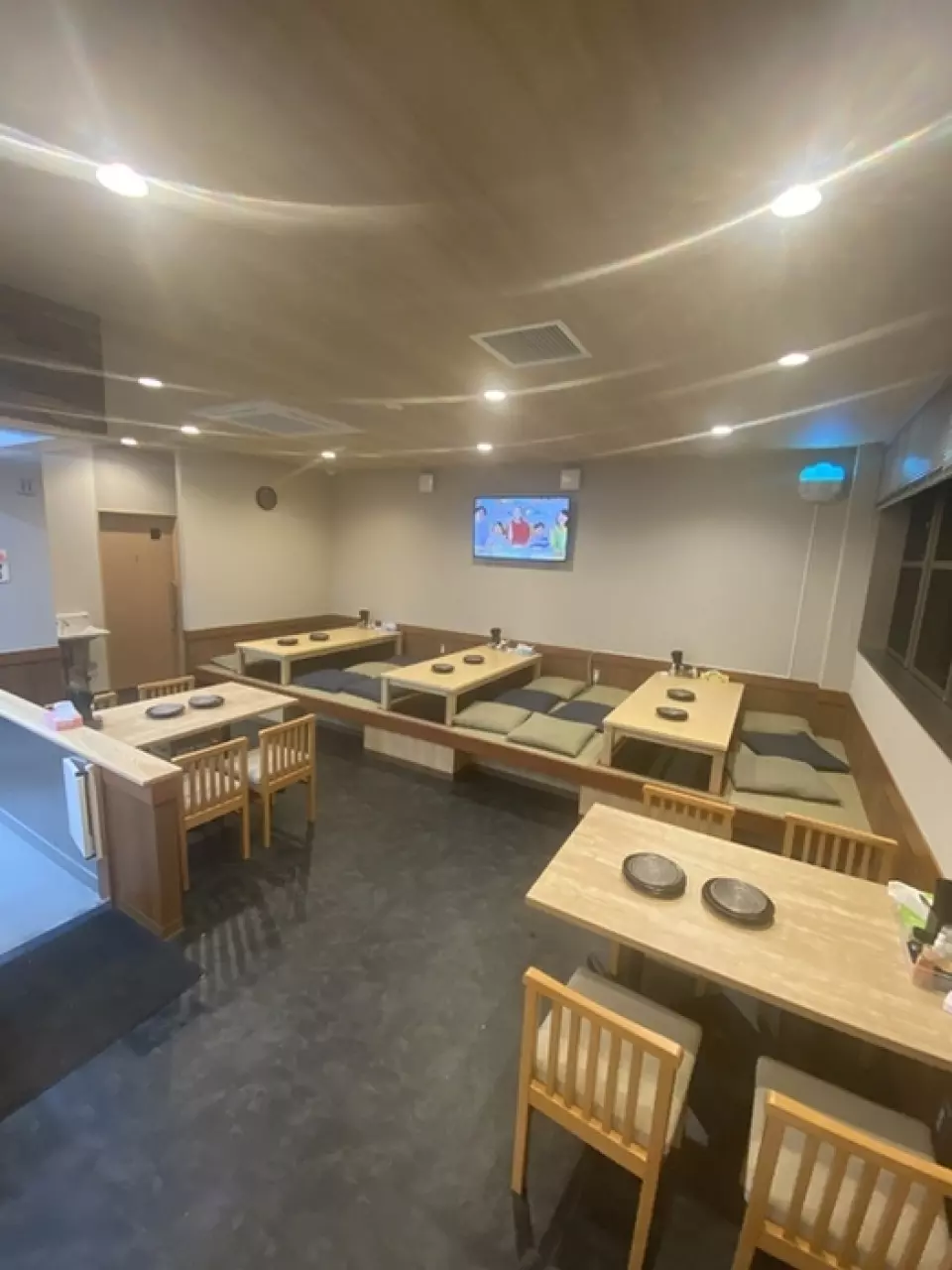 您可以在美丽的空间和平静的氛围中放松身心！店内设有即使一个人用餐的客人也可以轻松用餐的吧台座位以及方便的餐桌座位。我们还设有榻榻米座位，非常适合有小孩的家庭！请在各种场合使用它，例如开车时的进餐或家人的晚餐。