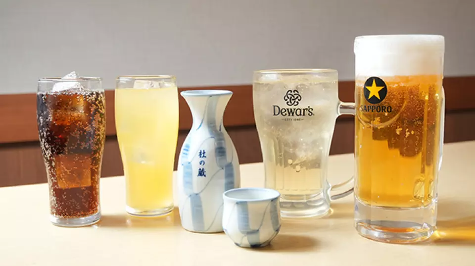 我们还备有日本酒、威士忌苏打水、烧酒等各种酒类！我们提供两种瓶装啤酒：朝日啤酒和惠比寿啤酒。享用您最喜爱的饮料和酥脆的天妇罗，享受幸福时刻。