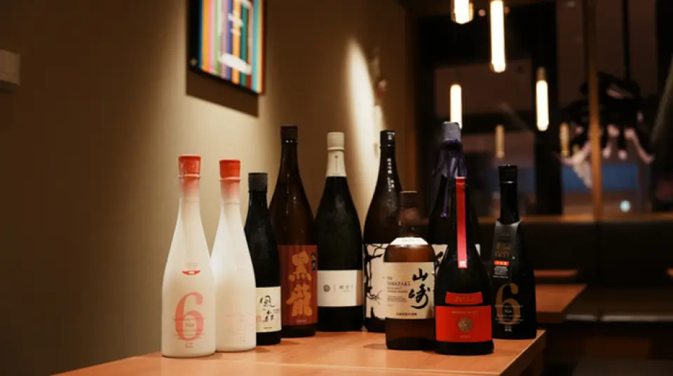 我们提供多种美味的酒精饮料，与极其新鲜的鱼类菜肴完美搭配。当地的酒都是经过精心挑选的，主要产自日本西部地区。它非常适合搭配生鱼片和烤鱼，所以请尝试一下。我们提供五种瓶装红葡萄酒和白葡萄酒，以及两种起泡葡萄酒。我们提供广泛的产品，无论其原产国如何，并考虑其与食品的兼容性。此外，我们还提供其他多种清凉饮料，包括无糖柠檬酸饮料、濑户内柠檬饮料和柠檬酒。与您喜爱的小吃一起享用。