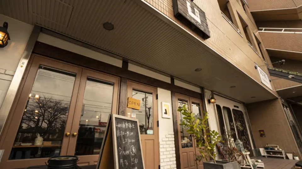 本店距離犬山站步行約 8 分鐘，是觀光間隙的理想用餐地點。距離店約100m的補習班旁設有可容納10輛車的停車場，歡迎您開車前來。我們期待著你們的到來。