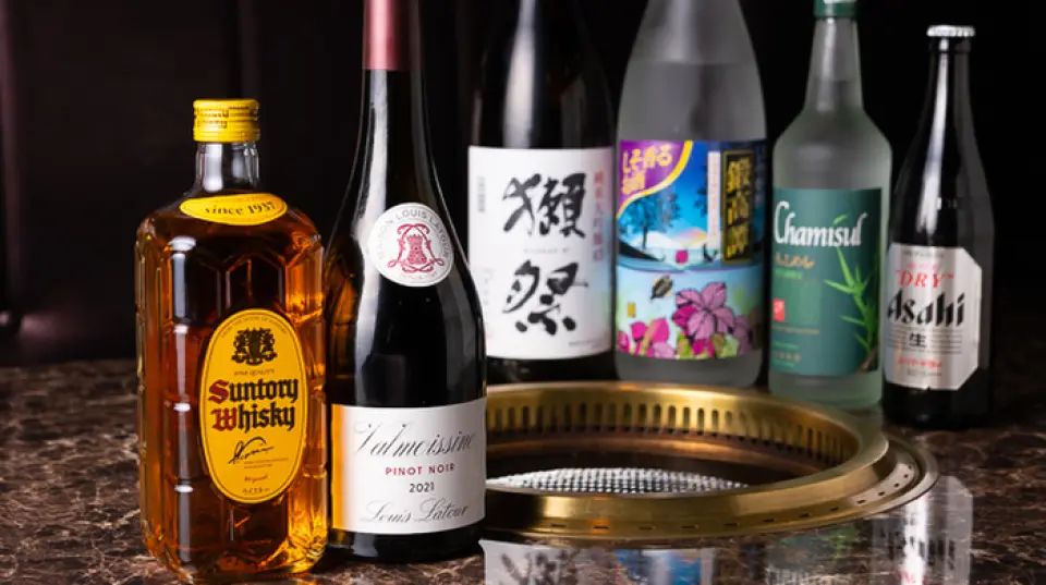 Nhà hàng của chúng tôi phục vụ bia tươi Asahi Super Dry, rất hợp với món yakiniku. Chúng tôi cũng cung cấp đồ uống có cồn truyền thống của Hàn Quốc như Chamisul và Makgeolli. Hơn nữa, bạn có thể thưởng thức những loại đồ uống đặc biệt thay đổi mỗi ngày, chẳng hạn như rượu shochu Akatoba, rượu whisky Yamazaki và rượu sake Kubota, tất cả đều được đích thân quản lý cửa hàng lựa chọn. Thịt bò Wagyu hạng A5 được cắt thành những hình dạng phù hợp cho từng lần cắt và có thể thưởng thức cùng nước sốt nhẹ dễ chịu cho dạ dày.