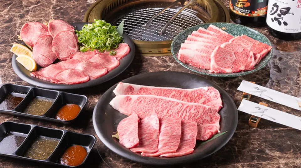 Chúng tôi chỉ sử dụng thịt bò Wagyu hạng A5 được lựa chọn cẩn thận và bằng cách mua cả con bò, chúng tôi có thể cung cấp nhiều loại thịt khác nhau. Các phần thịt được khuyến nghị là thịt thăn lưng và thăn vai. Bạn có thể thưởng thức những miếng thịt tươi ngon cùng với nước sốt nhẹ tự làm của chúng tôi với mức giá hợp lý. Ngoài ra còn có nhiều món ăn kèm khác, bao gồm thịt bò cốt lết và thịt bò nướng yukke. Những món ăn hoàn hảo cuối cùng bao gồm mì lạnh, bibimbap đá nóng, mì ramen và chazuke thịt ngọt cay. Chúng tôi sẽ sớm phục vụ món shabu-shabu và sukiyaki, vì vậy hãy đến thăm chúng tôi nhé!