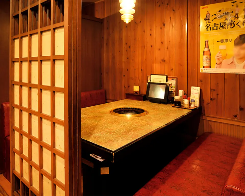 如果打算在久屋大道或榮舉辦晚宴或宴會，那就來川吉吧♪ 我們還有可容納 40 人的榻榻米房間！對於尋找大型場地舉辦新年派對、歡送會、同學會和社交聚會的活動策劃者來說，這裡是必看之地！人氣包廂，可讓您悠閒地享受烤肉。請隨時與我們聯繫！ ！