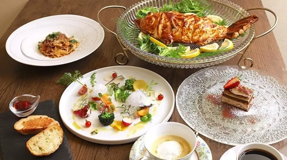 We offer a wide variety of special courses packed with the charms of our restaurant. Our recommended lunch is the "A Course," which includes a main course, all-you-can-eat bread made using traditional methods, desserts made by our pastry chef, coffee, and more. For dinner, we also offer a course with "Osaka Ume Beef" as the main dish, and a luxurious course where you can enjoy Ume Beef, duck meat, and fish caught in Osaka Bay. You can choose from a variety of courses to suit any occasion, from everyday use to entertaining guests.