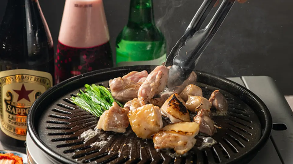 Our restaurant offers a "self-grilling" style so that you can enjoy it to your liking. As a yakiniku restaurant that specializes in chicken, we would like to introduce our recommended grilling method! Fatty parts such as skin, thighs, and thighs are placed from the center to the outer edge of the grill. By grilling other parts such as liver, gizzard, and back liver in the overflowing chicken fat, you can create a fragrant finish. It is also a good idea to place chives on the edge of the grill ◎ Enjoy the crispy texture and unique flavor!