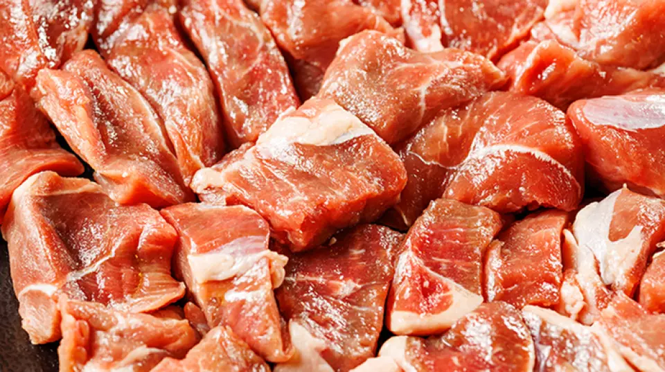 值得一提的是，店家以使用日本僅存1%的冰島羊肉為食材，其中羊肉刺身更是一道限量供應的美味佳餚。由於其品質很高，所以可以半熟食用，所以一定要品嚐一下它的味道。還有許多其他使用稀有肉塊烹製的菜單！