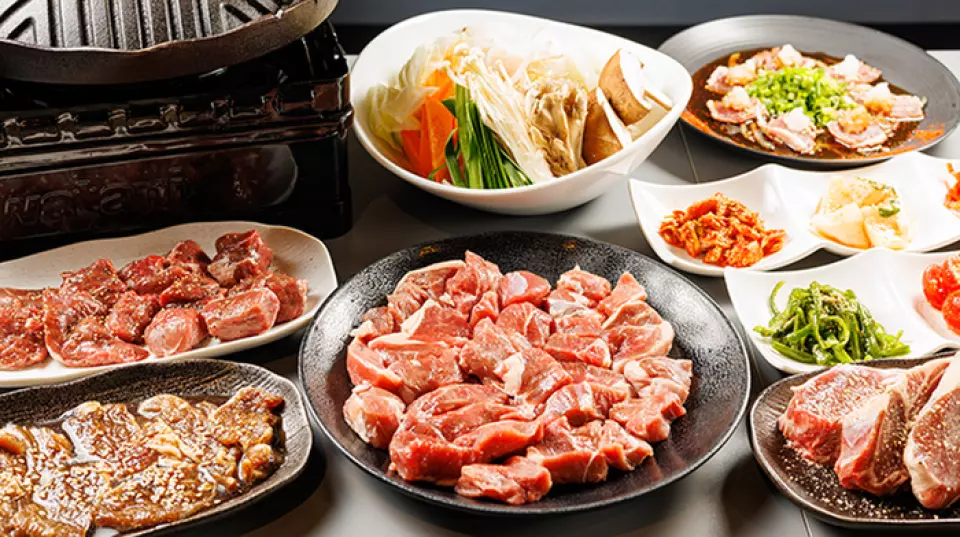 使用味道濃鬱的冰島羊肉烹調的套餐非常值得驕傲！任何菜餚都可以添加無限暢飲，我們提供各種各樣的選擇，從僅在清晨提供的早鳥菜餚到包含各種肉類的成吉思汗菜餚。特別是標準套餐和專家套餐還有限量版烤羊肉。我們將提供肉食愛好者無法抗拒的奢華體驗。