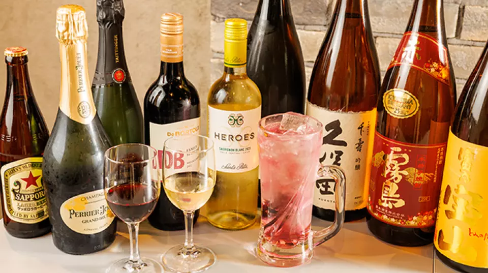 我們提供各種飲品，從啤酒和精釀啤酒到各種酸味酒、威士忌和米酒。超過 50 種的豐富選擇，一定有一款適合您的口味。請享受一些美味的羊肉帶來的略有不同的體驗。歡迎來到我們的商店度過一段難忘而美好的時光！