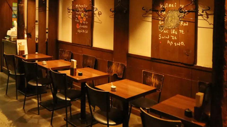 Conveniently located directly connected to the underground passage of Yokohama Station's West Exit, our restaurant offers a tranquil atmosphere with a touch of Japanese elegance, perfect for relaxing. We have table seating that can be transformed into a semi-private room for around 8 people, as well as counter seating, accommodating both small and large groups. We also accept private bookings, so please feel free to inquire.