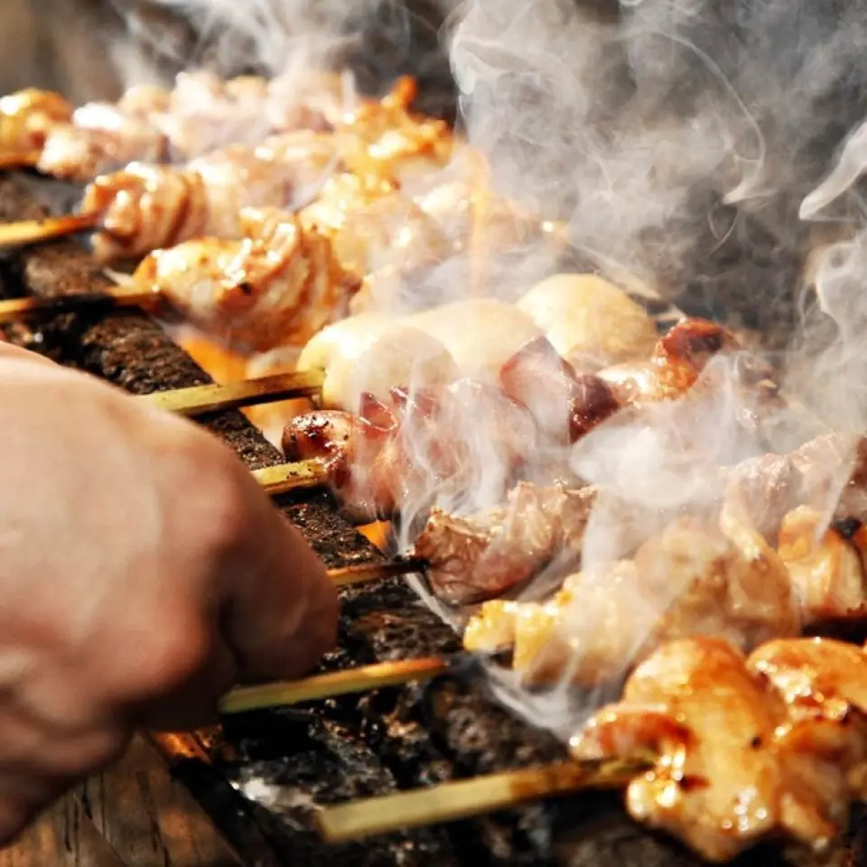 Món yakitori (xiên gà nướng) đặc biệt được làm từ thịt gà địa phương được lựa chọn cẩn thận là món bạn nhất định phải thử! Bếp trưởng của chúng tôi đích thân xiên từng xiên một cách cẩn thận vào mỗi buổi sáng và từ từ nướng trên than binchotan. Mỗi xiên có độ đàn hồi vừa phải và nước sốt thơm ngon tràn ngập trong miệng bạn. Bạn cũng có thể thưởng thức nó với một suất ăn uống thả ga. Chúng tôi đặc biệt chú ý đến những gì chúng tôi mua và cung cấp các món ăn theo mùa sử dụng những nguyên liệu tốt nhất của mùa, bao gồm cả cá tươi. Thưởng thức hương vị theo mùa do các đầu bếp lành nghề của chúng tôi chế biến cùng với một ít rượu.