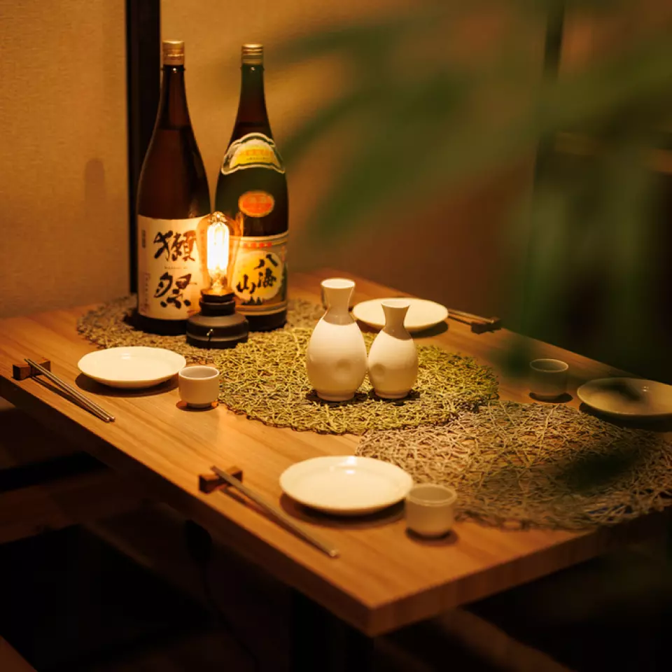 本店交通便利，距離立川站步行僅需 1 分鐘。所有座位均設有門，完全私密，讓您與親人一起享受私密時光。令人放鬆的空間可讓您平靜地交談，非常適合招待客人和用餐等商務場合。我們可以容納從2人到大型團體的客人，因此無論是何種場合，請隨時與我們聯繫。我們將竭盡全力讓您在我們店度過最美好的時光。