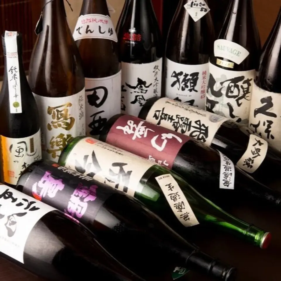 我們提供各種飲品，包括日本威士忌、葡萄酒和日本酒。此套餐包含無限量暢飲，因此您可以盡情享用自己喜歡的飲品。我們也提供優質的無限暢飲服務，您可以品嚐各種清酒和燒酒。精選優質酒品，享受奢華的醉人感。