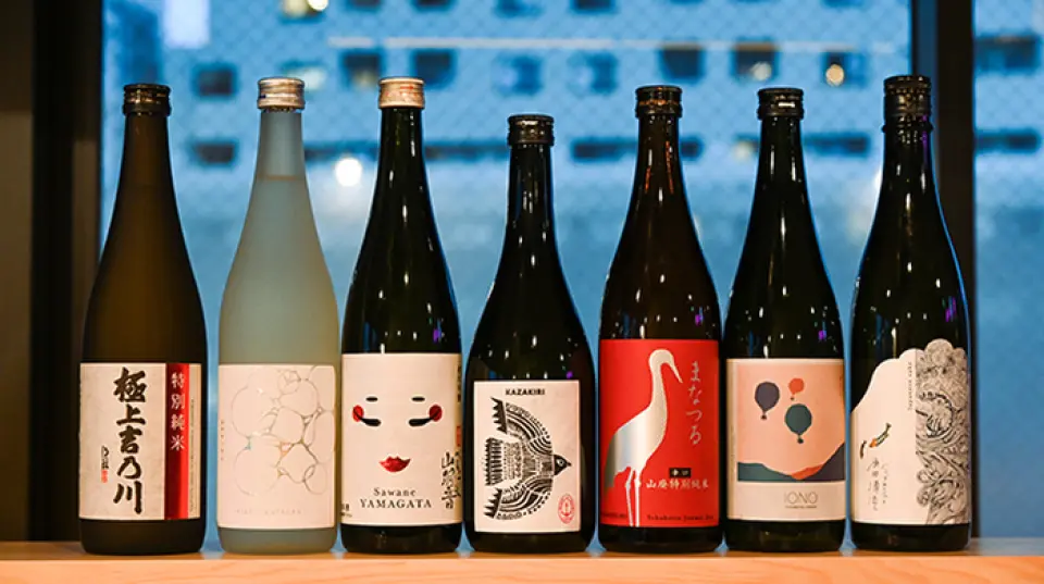 我们从全国各地精心挑选了各种有名的到稀有的日本酒。还提供季节性酒精饮料。他们还提供用大量时令水果果肉（例如菠萝、草莓和橘子）制成的果酒。由于他们还经营酒吧，因此还设有吧台，您可以在那里享用正宗的鸡尾酒。