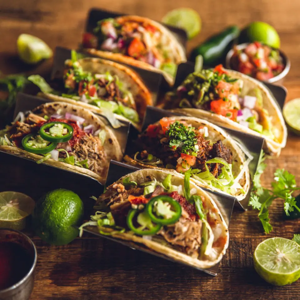 우리는 고기를 좋아하는 사람들이 좋아할 "meat platter"를 포함하여 다양한 맛있는 멕시코 간식을 제공합니다. 우리의 수제 "타코"는 정통 멕시코 풍미와 일본 풍미를 결합한 독특한 요리입니다! 100% 옥수수로 만들어졌으며 글루텐이 없으므로 안심하고 즐길 수 있습니다.