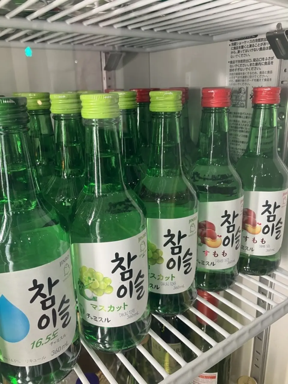 來點冰生啤酒搭配烤肉怎麼樣？我們還提供多種韓國酒類供您選擇，例如三種口味的“Chamisul”和“Baeksaju”。