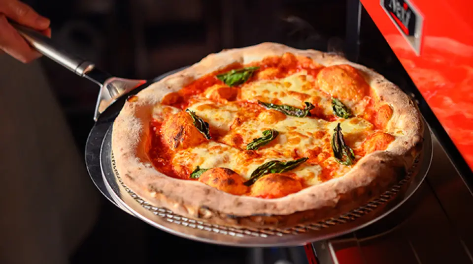 In addition to standard menu items such as Margherita, we also recommend trying our original "P.O.P" pizza! The name is derived from the initials of the restaurant's image color orange and the words "premium" and "pizza." It is based on tomato sauce and is topped with luxurious ingredients such as sea urchin, salmon, orange tomatoes, cheddar cheese, and karasumi. We also recommend the fresh pasta made with special noodles shipped directly from Awaji Island. You can also eat popular pasta at our sister store ♪