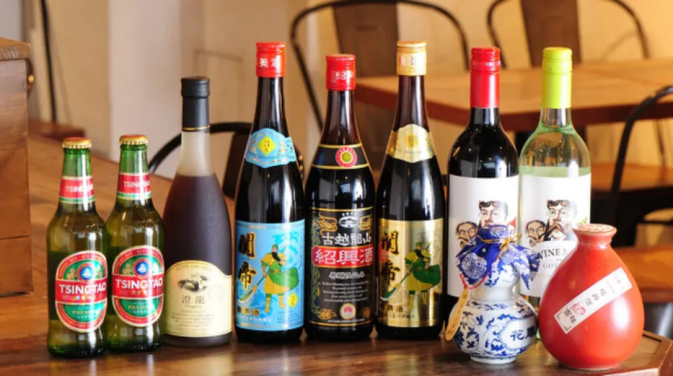 我们提供各种精选饮品，包括由我们的侍酒师精心挑选的酒单和 10 多种绍兴酒！超值无限畅饮套餐的最大亮点是包含生啤酒。何不以一杯生啤酒作为派对的开场呢？