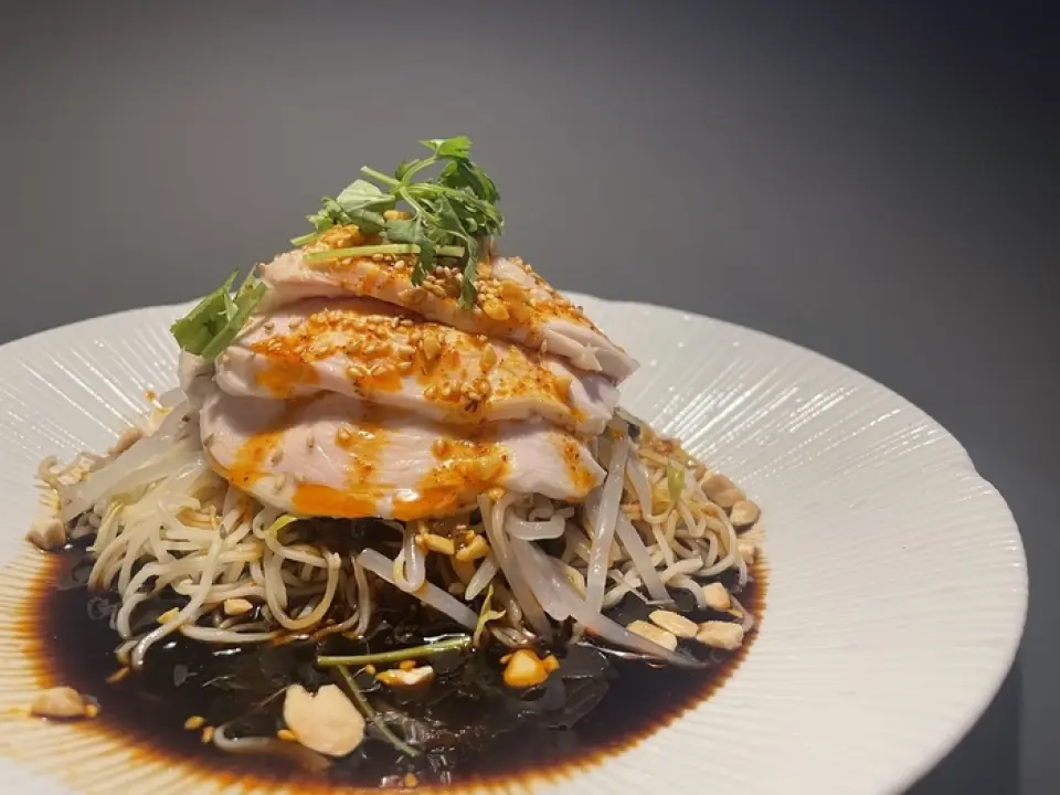 我们提供各种正宗的中国菜肴！最推荐的菜品是“Yodare Chicken”（令人垂涎欲滴的鸡），这也是我们餐厅的名字，也是我们的骄傲。此外，请务必品尝我们原创的菜单“Yodare Beef”，这是我们姐妹餐厅没有的！如果您额外订购豆腐和香菜并将它们浸入剩下的酱汁中，您就会上瘾！