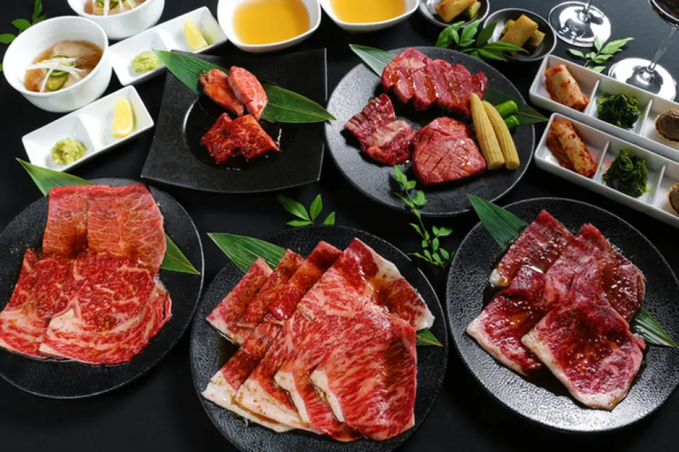 受欢迎的菜单“千层酥里脊”是我们的特色菜。三层牛腰肉和蘸酱的完美结合，创造出一道入口即化的菜肴。除了单点菜肴外，我们还提供多种采用奢华食材的套餐。我们还为午餐和晚餐准备了可以享用千层酥里脊的套餐菜单，因此请选择适合场合的菜单。