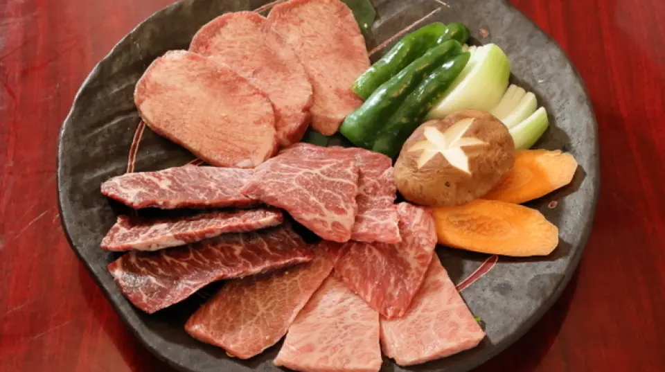 主要原料是茨城縣的品牌牛肉日立牛肉。您可以享受只有A5等級牛肉才擁有的柔軟口感，肉質細膩，脂肪的濃鬱風味和甜味！備有「排骨」和「裡肌」等各種部位，如果拿不定主意的話，推薦拼盤。