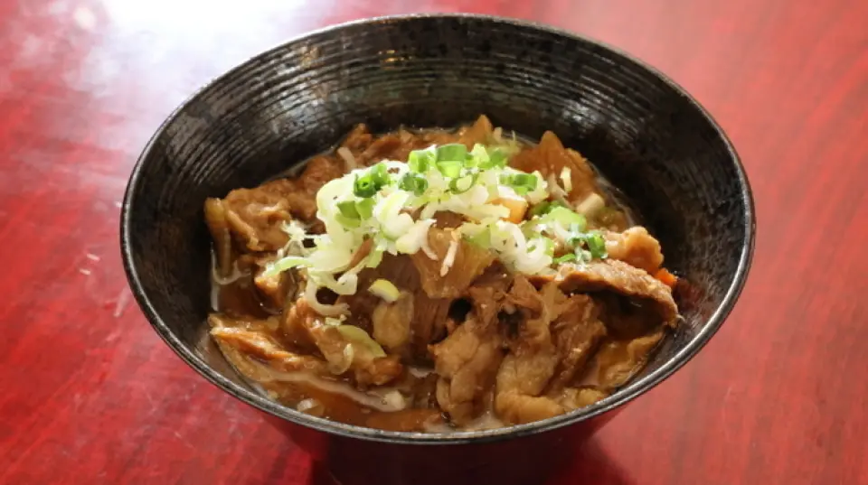 日式「牛筋燉湯」是一道必嚐的人氣料理！使用牛筋湯熬煮的韓式湯，與肉類搭配極佳。此外，還有許多注重手工製作的菜餚，例如自製泡菜、開胃菜、米飯和甜點。