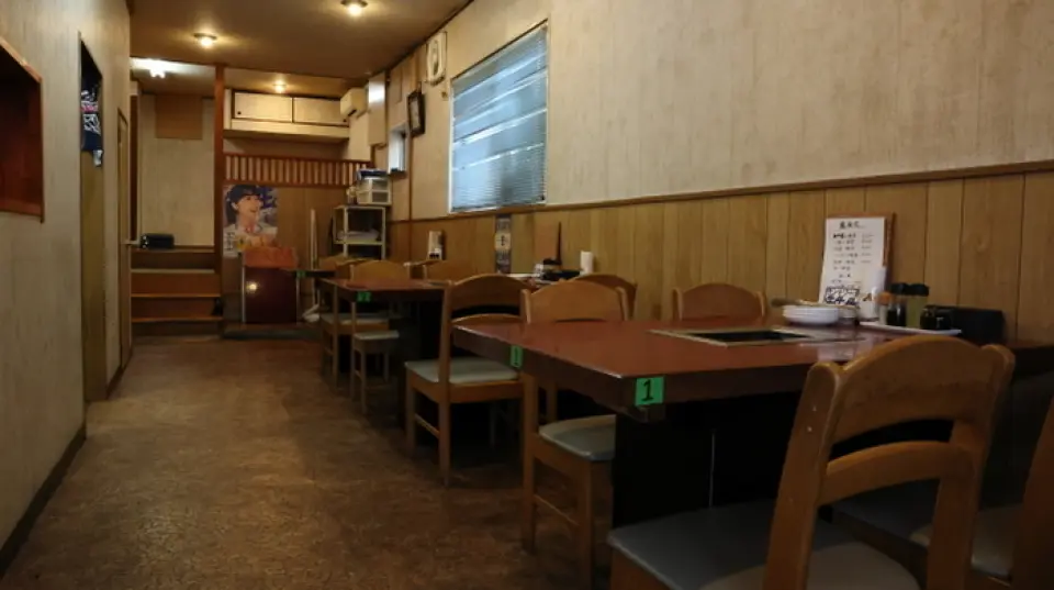 店內洋溢著溫馨的家一般的氛圍。您可以與家人一起享用烤肉，也可以將其用作午餐或下班後的一餐！距離蒲生站步行僅需5分鐘，接送十分便利。無論白天或晚上，歡迎隨時來訪！