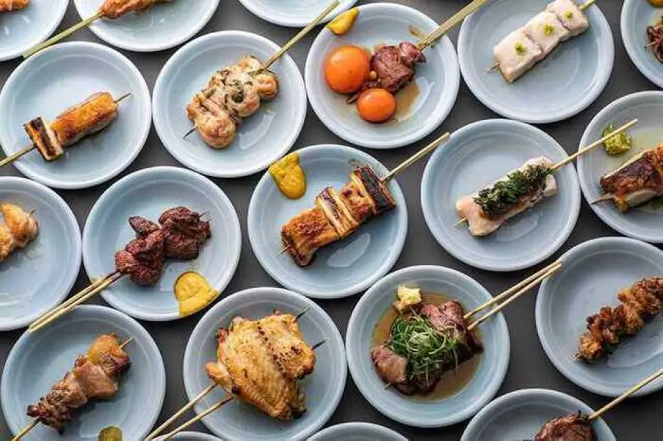 尽情品尝 20 多种正宗炭烤烤鸡肉串！提供各种各样的肉类需要技巧，因为每种肉类都需要不同的调味和烹饪方法，但我们通过了严格的烧烤认证考试的厨师会精心准备每一块肉。 “我们希望您能放松心情，尽情享受您最喜欢的部位！”正是出于这种让顾客满意的强烈愿望，我们接受从一件开始的各种部位的订单。因为这是一间只能享用一杯饮料的酒吧，所以作为第二站也很受欢迎！