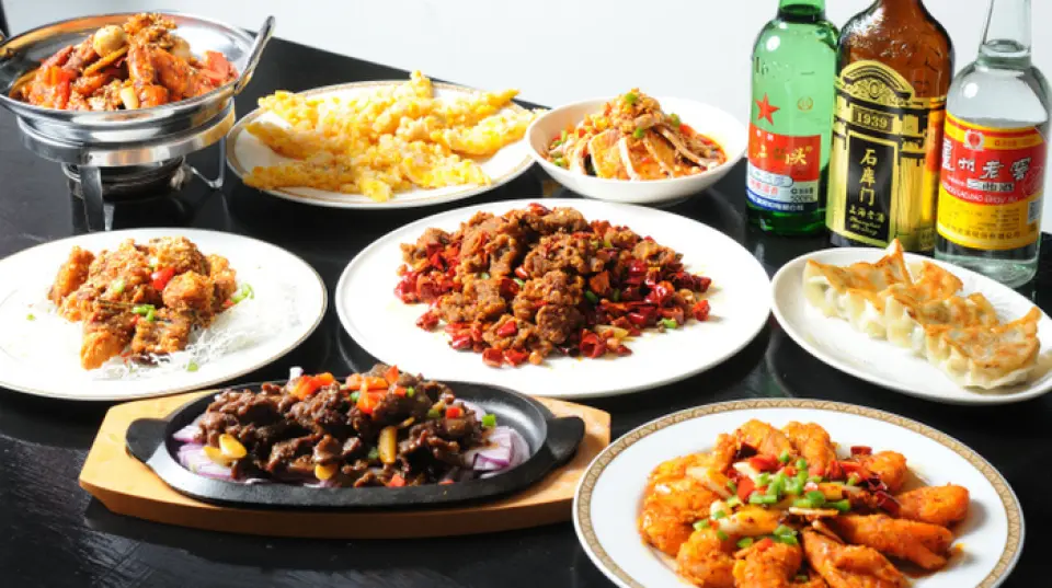 推荐您选择自助餐及畅饮，以合理的价格享受正宗的中国美食！我们还可以根据您的要求更改调味料和菜单。价格合理，因此您可以毫不犹豫地每天使用它。饺子尤其受欢迎，因为包括馅料在内，所有饺子都是手工制作的！品尝采用虾和竹笋等时令食材烹制的精美菜肴。另外，“麻婆豆腐”使用自家制辣椒油，味道地道，带有一丝日本花椒的香味，还可以根据个人口味调整辣度。