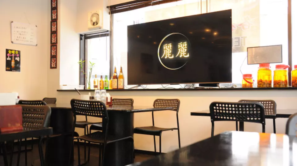 我们明亮整洁的空间配备了大型显示器，非常适合观看电影和体育赛事！我们接受宴会和私人预订，因此如果您计划举办聚会，请随时与我们联系。当然，我们也可以为小团体提供餐食。我们提供桌子和圆桌，并且可以根据您的需要改变布局。温馨的氛围非常适合下班后酒会、家庭聚会或任何其他场合！