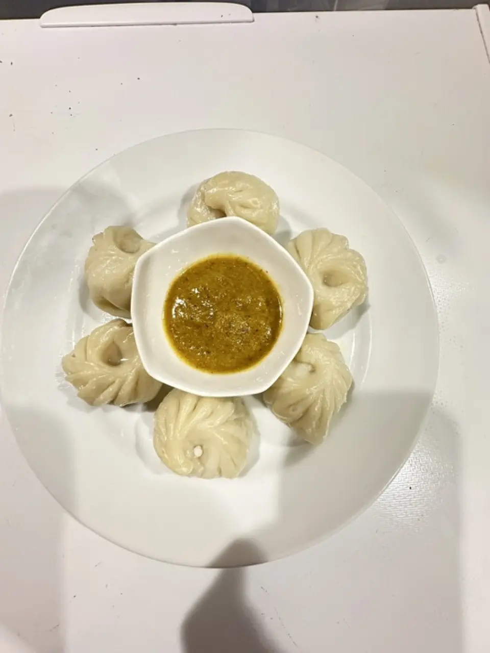 Đừng bỏ lỡ những món ăn phổ biến của Nepal, bao gồm cả yakitori! Món đặc biệt được khuyên dùng là bánh bao kiểu Nepal có tên gọi là "Momo". Thịt bò tràn ngập nước thịt ngon ngọt, và chắc chắn bạn sẽ nghiện vị ngon này chỉ sau một lần cắn! Chúng tôi cũng có nhiều món ăn nhẹ cay của Nepal rất hợp khi dùng với rượu, chẳng hạn như "Sekwa", thịt tẩm gia vị nướng chậm trên than, và "Chicken Chili" cay nồng. Hãy ghé qua đây trên đường về nhà sau giờ làm việc và thưởng thức đồ uống yêu thích của bạn.