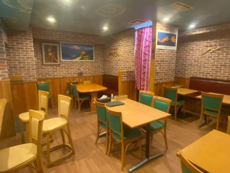 Không gian bên trong nhà hàng sáng sủa và có bầu không khí ấm cúng. Chúng tôi có những chiếc bàn lớn để các gia đình có trẻ em có thể thoải mái thư giãn, và những chiếc ghế quầy bar thuận tiện cho những thực khách đi một mình. Chúng tôi có thể phục vụ tiệc riêng từ 20 đến 30 người. Có thể sử dụng trong nhiều dịp khác nhau, từ ăn một mình đến ăn cùng bạn bè và gia đình, hoặc trong tiệc chiêu đãi. Có thể mua mang về cho cả bữa trưa và bữa tối! Đầu bếp và nhân viên của chúng tôi sẽ phục vụ bạn hết sức chu đáo.