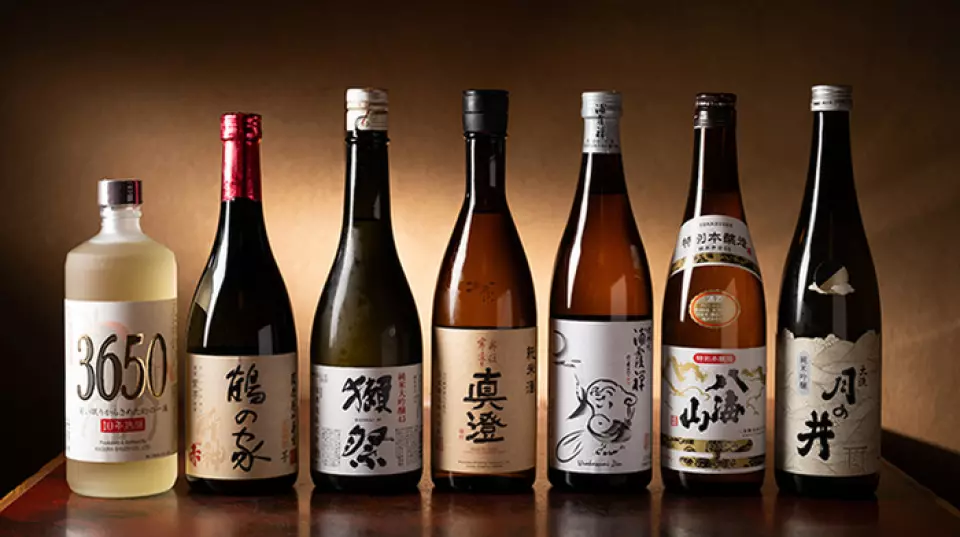 他们提供多种饮品，总共有大约 17 种清酒和烧酒。可以品尝到茨城县的月之井等与饭菜完美搭配的饮品。我们还准备了种类丰富的威士忌，请您尽情享用您喜欢的饮品。