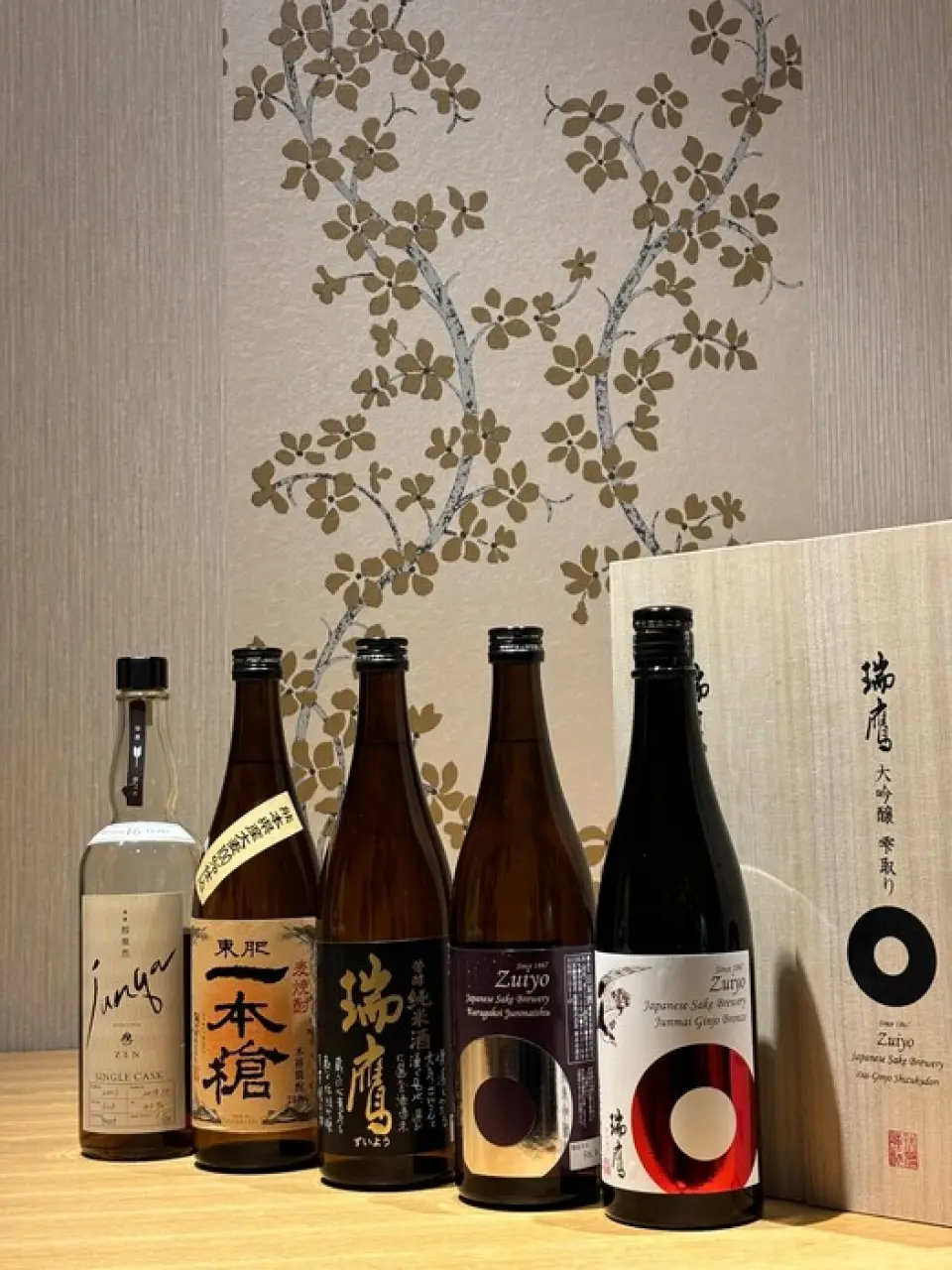 我們庫存有 10 多種清酒，主要是季節性產品和直接從釀酒廠運送的清酒。其中，特別推薦熊本釀酒廠「瑞洋」的日本酒和燒酒。我們還備有全國各地的當地酒，您可以品嚐與食材相配的當地飲品。我們也提供與日本料理相稱的生啤酒和葡萄酒。還有日本葡萄酒生產商釀造的葡萄汁，即使不喜歡酒精的人也可以享受酒精的氛圍。