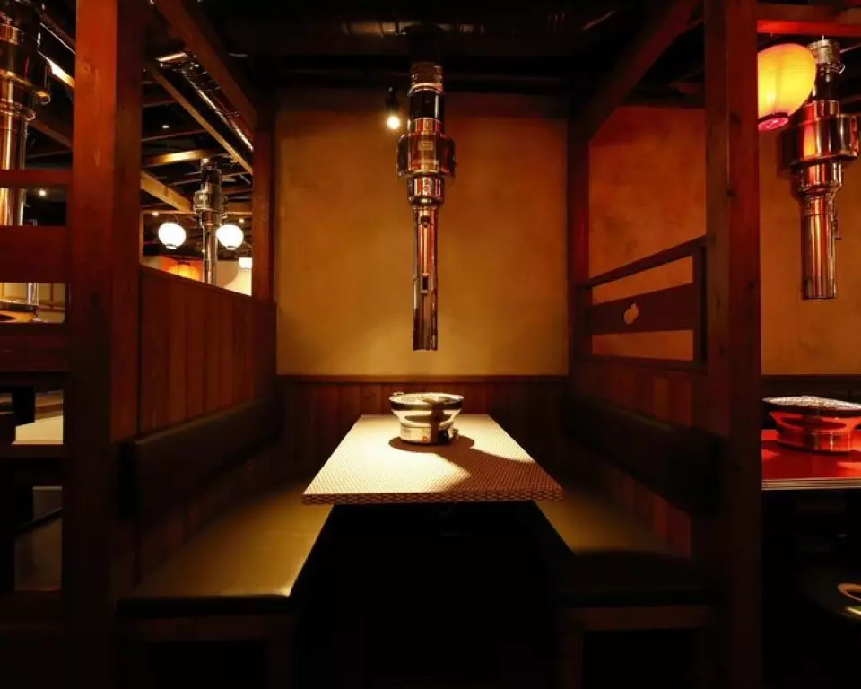 ร้านอาหารของเราตั้งอยู่ห่างจากสถานี Kaihin Makuhari เพียง 1 นาที เป็นร้านยากินิกุยอดนิยมที่มีการเดินทางสะดวก เหมาะสำหรับการดื่มเครื่องดื่มหลังเลิกงาน ภายในร้านกว้างขวาง มีที่นั่งแบบเคาน์เตอร์และที่นั่งแบบโต๊ะสบายๆ ให้คุณเพลิดเพลินกับมื้อค่ำแบบสบายๆ ด้วยตัวคุณเอง หรือจะรับประทานอาหารกับเพื่อนหรือครอบครัวก็ได้ นอกจากนี้ ยังสามารถเช่าร้านอาหารสำหรับจัดงานปาร์ตี้ส่วนตัวที่มีผู้เข้าร่วม 39 คนขึ้นไปได้อีกด้วย! เรายินดีต้อนรับการรวมตัวกันเป็นจำนวนมาก เช่น งานเลี้ยงกลุ่มใหญ่และงานเลี้ยงปิดท้ายงาน โปรดอย่าลังเลที่จะใช้ร้านอาหารของเราในโอกาสต่างๆ