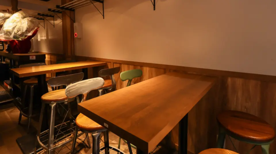 The calm and cozy interior of the restaurant is a stylish bar-like space with a wood grain motif. The seats are available at tables, counters, and terrace seats with a spacious feel, and can be used for various occasions such as solo diners, dates, girls' nights, and get-togethers with friends. There are four TV monitors, so you can watch sports, and please feel free to contact us for banquets such as year-end parties and welcome/farewell parties, as well as private events.