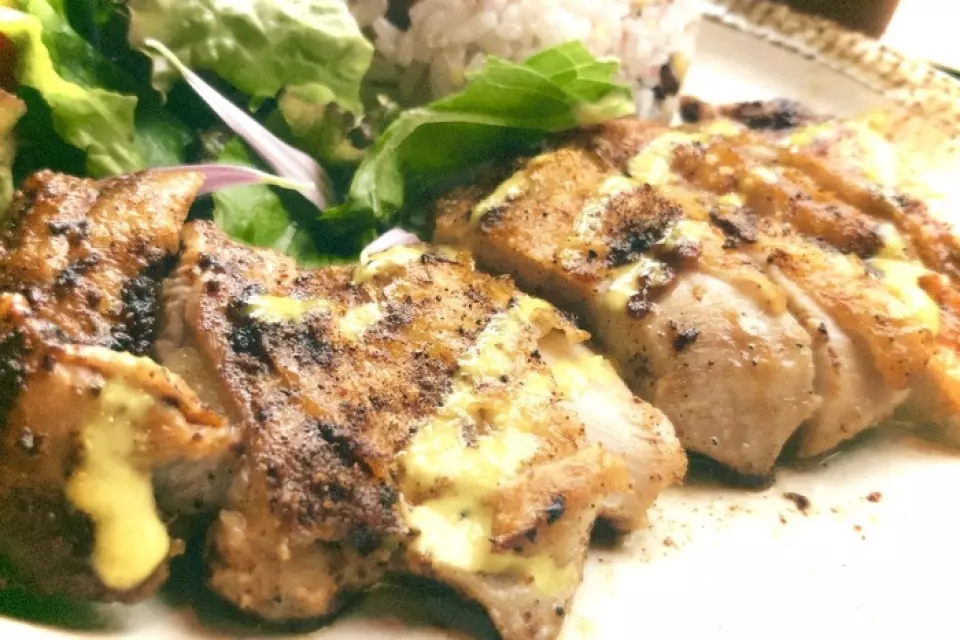 我们提供各种菜肴，包括我们的特色铁板烧！本店引以为傲的“金枪鱼配姜饼”在铁板上烤至半熟，并配以山葵和酱油。我们还推荐“牙买加烤鸡”，它是用 13 种原创香料混合在铁板上烤制而成。我们还提供各种与酒精饮料完美搭配的其他菜单。