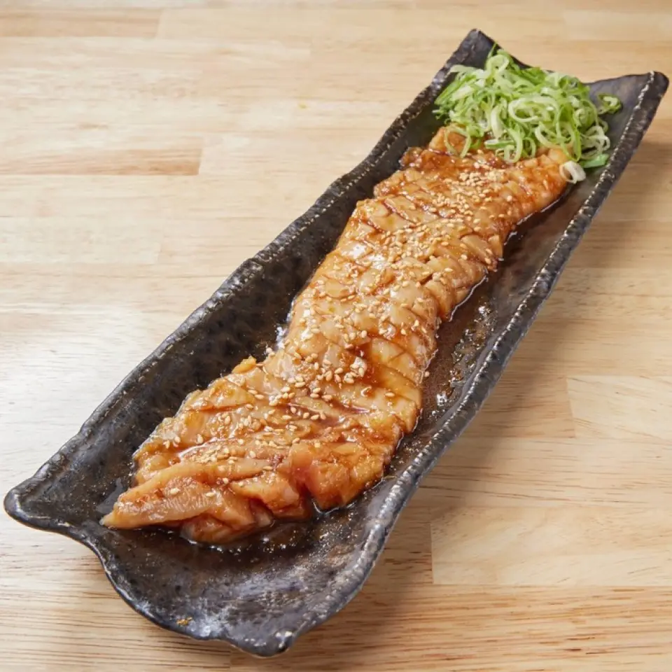 这是因为我们使用的肉每一块都经过精心挑选！我们提供肉食爱好者会喜欢的丰盛菜肴，例如“整只Tetchan”和“整只牛肚”。新鲜的牛舌可以选择切成厚片或薄片，牛腩排和高级牛肝也很美味！请尽情享受炭火带来的香气和风味。
