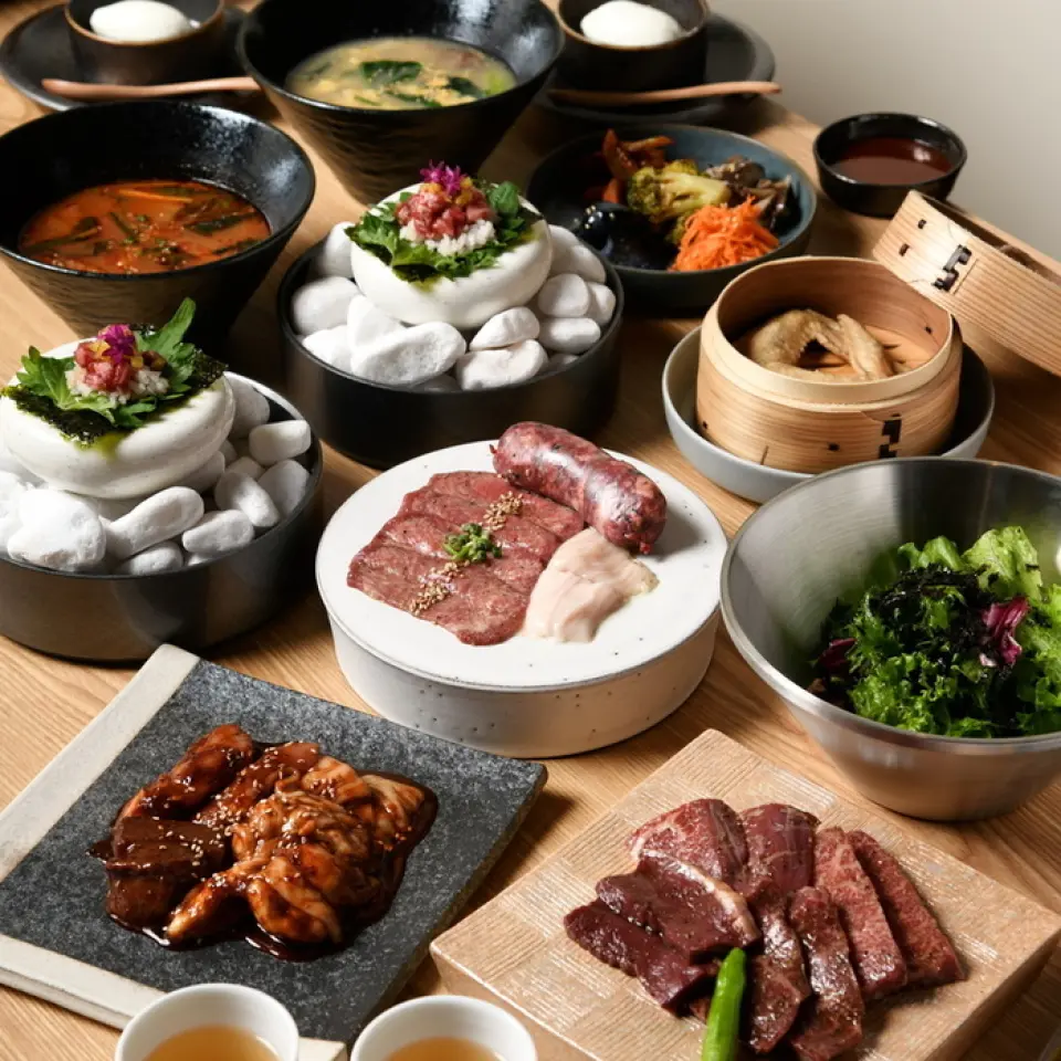 We have two courses to choose from depending on your budget. We offer meat sushi made with yukhoe, which is a licensed restaurant for raw food, and grilled meat with salt, sauce, or miso depending on the day's purchases.