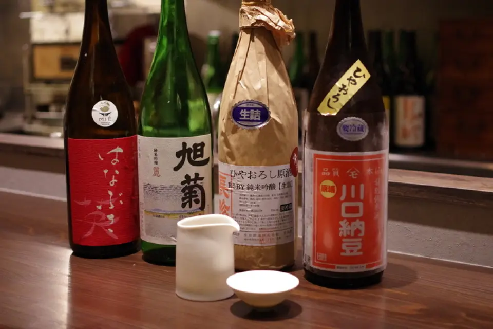 Our selection of sake mainly comes from Asahikiku Brewery in Fukuoka Prefecture, but we also source our own from breweries across Japan, offering around 30-40 varieties at all times. As they are not listed on the menu, please feel free to consult with the owner. We will suggest sake that pairs well with your meal. We primarily serve warm sake, adjusting the warming method depending on the type of sake and the dishes it is paired with. We hope you enjoy a heartwarming time.