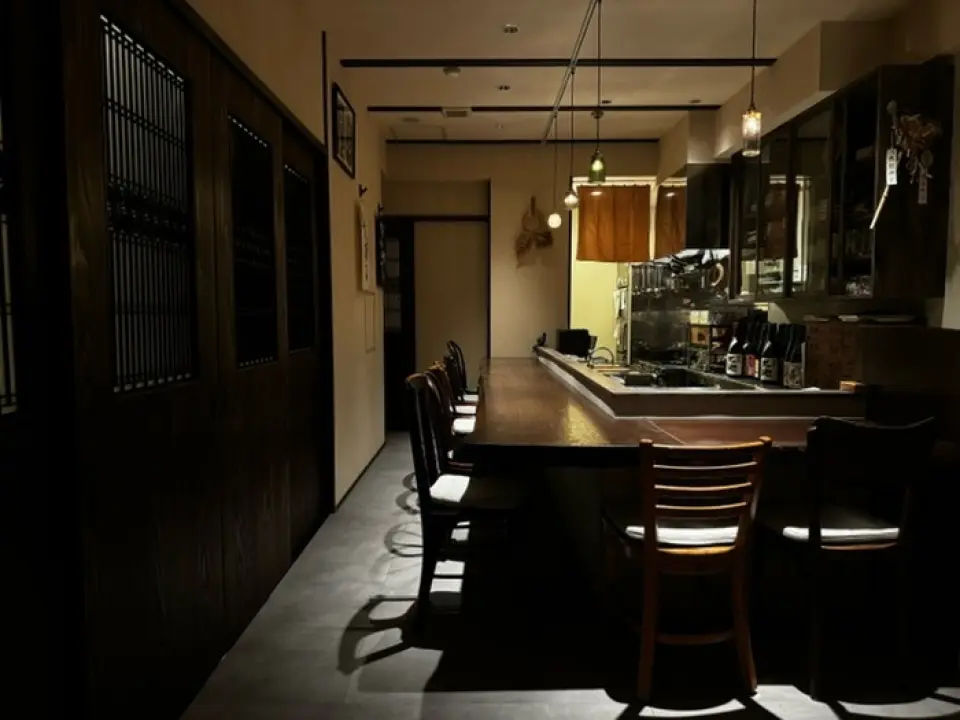 Stepping inside, you'll find yourself in a sophisticated adult space where pendant lights gently illuminate a one board counter. Different antique chairs create a unique atmosphere. The tableware is from Seto Honryo Kiln, and its distinctive color and luster, known as Kise-Seto, further enhances the presentation of the dishes. In addition to counter seating, we also have tables for four. Please enjoy a blissful moment in our restaurant, which exudes the atmosphere of Taisho Romanticism.
